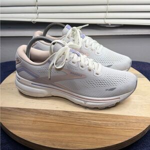 Brooks Ghost 15 Women's White and Pink Running Shoes (Women’s 8.5)